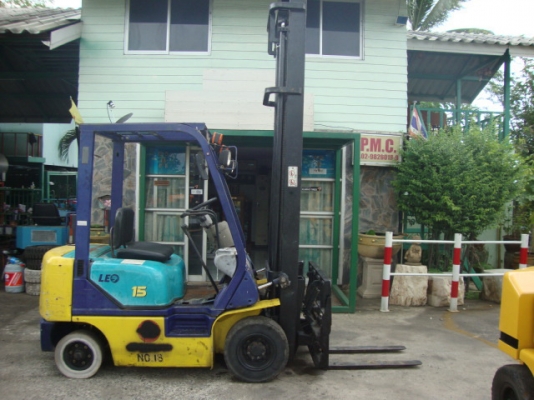 ขายด่วน !!!!!!  ขายรถโฟล์คลิฟท์  KOMATSU  FD15-16  (รถนอกนำเข้า  พร้อมใช้)  เครื่องยนต์ดีเซล  เกียร์ธรรมดา  เสาสูง  5  เมตร  งา 1,070  มม.  พร้อมงากระดกได้  ยางตัน  4  ล้อ