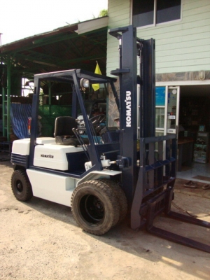 ขายด่วน !!!!!!!  รถโฟล์คลิฟท์  KOMATSU  FD25-11  (สภาพพร้อมใช้งาน )  เครื่องยนต์ดีเซล  เกียร์ธรรมดา  เสาสูง  4  เมตร  ฮิ้งโฟล์คงากระดกได้  ล้อหน้าคู่   ราคาคุยกันได้ !!!!!!!!