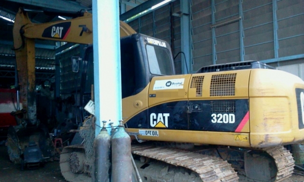CAT320D