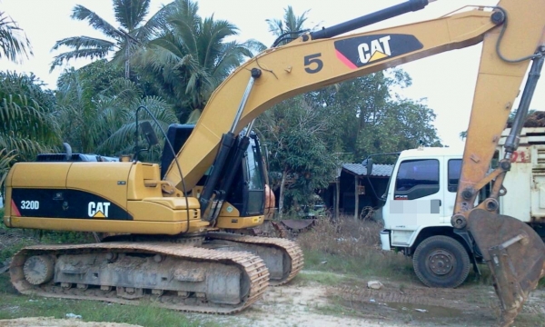 CAT320D