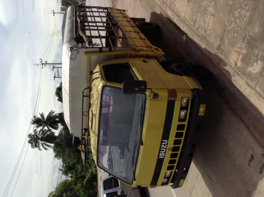 รถหกล้อ ISUZU NPR หัวใหญ่ ปี 39 เครื่อง 110 เครื่องดี ซัซซี่สวย พวงมาลัยเพาเวอร์ ขายตามสภาพ 330,000