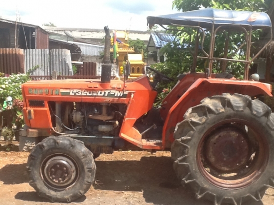 คูโบต้า L3202 4 WD 2 เพลา พวงมาลัยเพาเวอร์ เครื่องดี เกียร์ดี  ตัวเปล่า