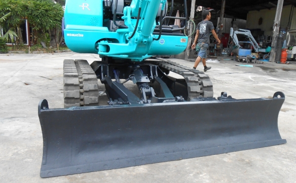 ขายรถขุด KOMUTSU PC 25-1รุ่นพิเศษใบมีดปรับได้ 4 ทิศทาง สภาพสวย