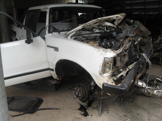 ขายซากรถ nissan datsun 720 4 ประตู เครื่อง SD2500 ดีเซล  ขาย 12000 พร้อมเล่มทะเบียน