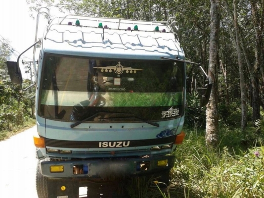 รถอิซูซุ 10 ล้อ จัมโบ้ ท้ายลาด เปลื่ยนเครื่อง 220 แรงม้า  สนใจติดต่อ 081 - 6079515