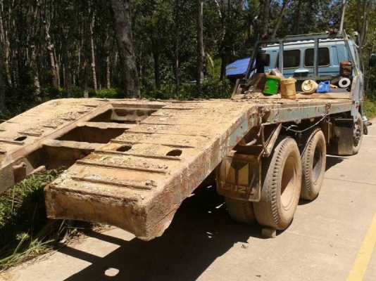 รถอิซูซุ 10 ล้อ จัมโบ้ ท้ายลาด เปลื่ยนเครื่อง 220 แรงม้า  สนใจติดต่อ 081 - 6079515