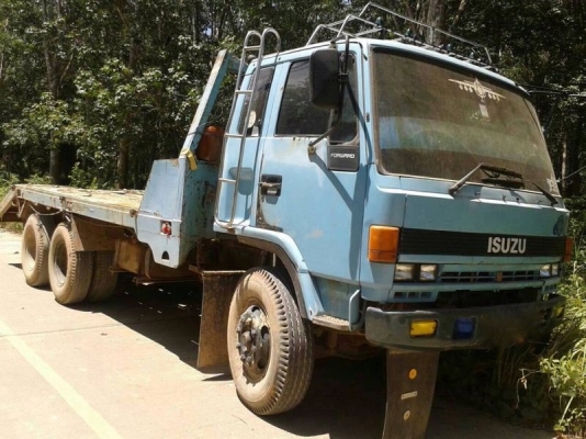 รถอิซูซุ 10 ล้อ จัมโบ้ ท้ายลาด เปลื่ยนเครื่อง 220 แรงม้า  สนใจติดต่อ 081 - 6079515