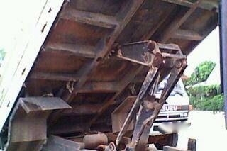 รถอิซูซุ 6 ล้อดั้ม 150 แรงม้า ปี 49  สนใจติดต่อ 081 - 6079515