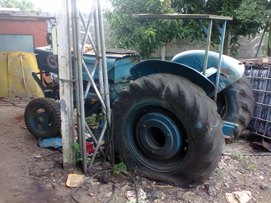 ขายซากรถไถ ฟอร์ด เครื่องไม่พังจอดนานแล้วอุปกรณ์ตามรูปครับ