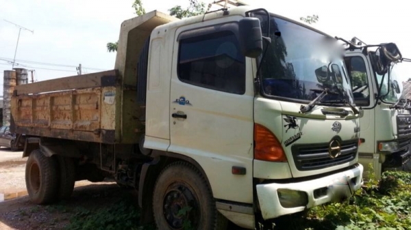 รถฮีโน่ 6 ล้อดั้ม 220 แรงม้า  สนใจติดต่อ 081 - 6079515