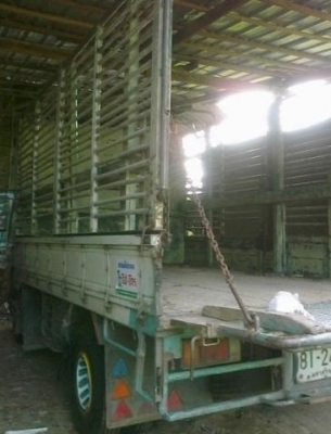 ISUZU NPR 130 HP 4HG1 EURO2 ปี 49 กระบะคอกเหล็กความยาว 4.30 เมตรสภาสวย เครื่องแน่นแรงดีไม่มีเยิ้ม ภายในเก๋งคอนโซลสวย แอร์เย็น พวงมาลัยเพาเวอร์ ช่วงล่างคัชซีสวยเดิมๆ ยางเรเดี่ยน 6 เส้นสภาพดี 70\% พร้อมบรรทุกพร้อมใช้งาน เอกสารทะเบียนภาษีครบพร้อมโอน ราคาต่อรอ