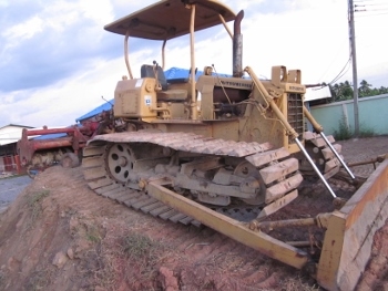 ขาย-รถแทรกเตอร์ ดันดิน MITSUBISHI: FA 50 รุ่นแทรคเหล็ก ตีนเป็ด กว้าง 70 ซม. พร้อมโรตารี่พรวนดินติดท้าย ยาว 2.6 เมตร