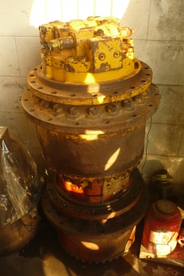 ตัวเดินรถแมคโค น็อตยึดเฟรม20รู สป๊อกเกต16รู