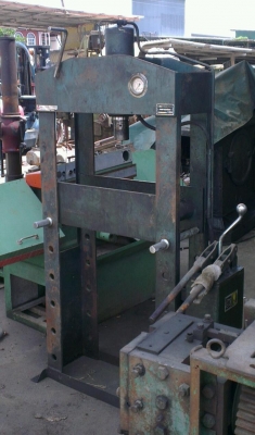 Sell> แท่นอัดลูกหมาก/ปั้มมือโยก 30 ตัน กำแพงแสน นครปฐมครับ