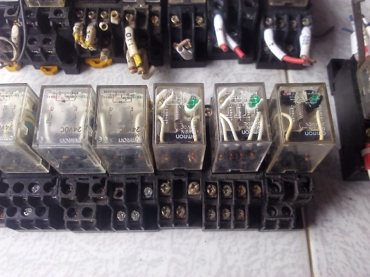 ชุดรีเลย์พร้อมซ๊อกเก๊ต omron ของผลิตที่ญี่ปุ่น มีไฟแสงLED โชว์การทำงาน มีหลายแรงดันให้เลือกใช้ตั้งแต่ 12-220V. ชุดคอนแทคคั้งแต่ 2 ชุดใน1ตัว