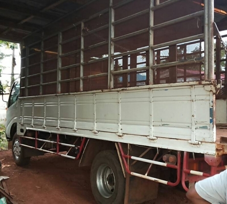 HINO DUTRO 121 HP TURBO EURO2 ปี 48 กระบะคอกเหล็กความยาว 5 เมตรสภาพสวย เครื่องแห้งแรงดีไม่มีเยิ้ม หัวเก๋งสีสันบางเดิมๆภายในสวยครบ แอร์เย็น พวงมาลัยเพาเวอร์ ช่วงล่างแน่นยางสภาพดี 6 ล้อประมาณ 70\% พร้อมบรรทุกพร้อมใช้งาน เอกสารทะเบียนภาษีครบพร้อม ราคาต่อรองเง