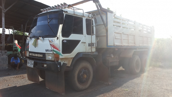 ขาย10ล้อ2พลาดั๊ม "ไอ้หลงสายฟ้า 195" MITSU FN527M-A เครื่อง6D16 195HP เครื่องเดิมๆ แรงดี ไม่หลวม เกียร์ 10สปีด ช่วงล่างแน่นคัสซีดีสวยไม่ผุไม่ดาม กระบะดั๊มเหล็กKAC สภาพดี พื้นดีข้างดีมีผุนิดหน่อย เบรคเล็ก สาแหรกตรง ยางสวย10เส้น หัวสวยบางภายในคอนโซ