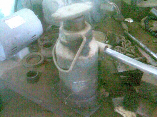 แม่แรงของนอกเก่าเก็บพร้อมใช้ครับสภาพพร้อมใช้งานครับเป็นของนอก 100 เปอร์เซนต์ครับไม่ใช่จีน  เก่าเก็บกว่า 30  ปีครับ  มีหูหิ้ว  น่าสะสมครับราคานี้คุ้มครับใช้ยาวครับรุ่นนี้