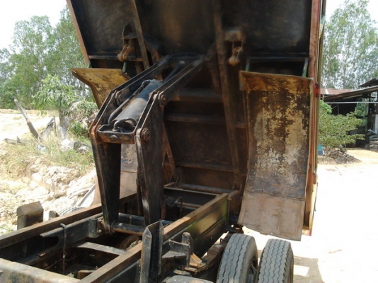 ขาย6ล้อดั๊มดิน HINO FB2W วางเครื่อง JO5C 150HP เครื่องแรง แห้งไม่เยิ้มไม่หลวม ช่วงล่างแน่นคัสซีสวยไม่ผุไม่แตกไม่ดาม กระบะดั๊มเหล็ก4ตัน สภาพดีพื้นสวยข้างไม่มีผุ หัวสวยบาง ภายในคอนโซลครบ พ.พาวเวอร์ เบรคทริฟฟี่ ยาง8.25ดี6เส้น พร้อมใช้ พร้อมลุยงาน เอกสารครบ ร