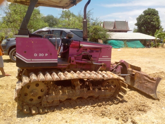 ขายรถแทรกเตอร์  2 คัน KOMATSU D2-6 เกียรืท๊อค ตีนเป็ด ปรับระดับได้ 5 ทิศทาง รถสวยมาก สนใจรีบจองเลยครับ