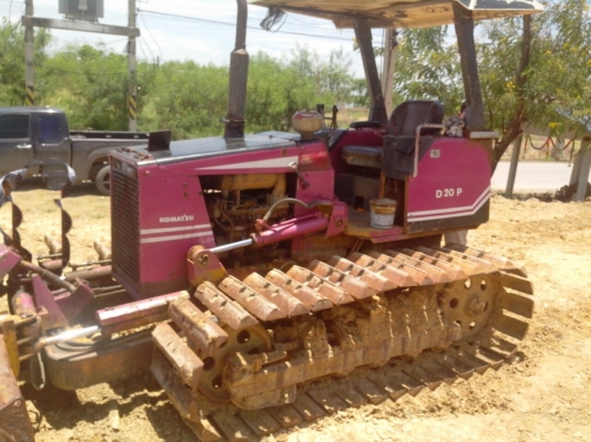 ขายรถแทรกเตอร์  2 คัน KOMATSU D2-6 เกียรืท๊อค ตีนเป็ด ปรับระดับได้ 5 ทิศทาง รถสวยมาก สนใจรีบจองเลยครับ