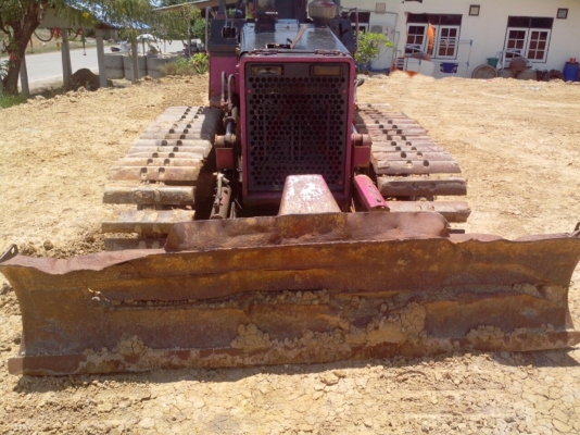 ขายรถแทรกเตอร์  2 คัน KOMATSU D2-6 เกียรืท๊อค ตีนเป็ด ปรับระดับได้ 5 ทิศทาง รถสวยมาก สนใจรีบจองเลยครับ