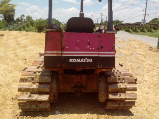 ขายรถแทรกเตอร์  2 คัน KOMATSU D2-6 เกียรืท๊อค ตีนเป็ด ปรับระดับได้ 5 ทิศทาง รถสวยมาก สนใจรีบจองเลยครับ