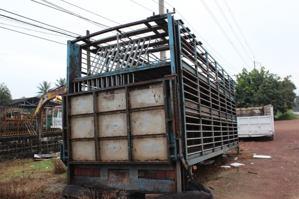 ขายคอกเหล็กหมู ๓  ชั้น