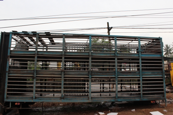 ขายคอกเหล็กหมู ๓  ชั้น