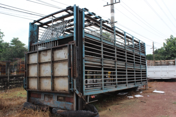 ขายคอกเหล็กหมู ๓  ชั้น