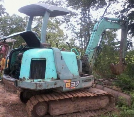 YANMAR รุ่น B37 รถขุดขนาดเล็ก สภาพดีพร้อมทำงานได้เลย พร้อมเทรลเลอร์ลากเฉพาะ B37 พ่วงกับรถกระบะได้เลยครับ เครื่องยนต์ 3 สูบประหยัดน้ำมันดี ปั๊มนิ้วสภาพดีไม่มีเยิ้ม ช่วงล่างประมาณ 60\% พร้อมใช้งาน เอกสารสัญญาซื้อขาย ราคาต่อรองได้ครับ