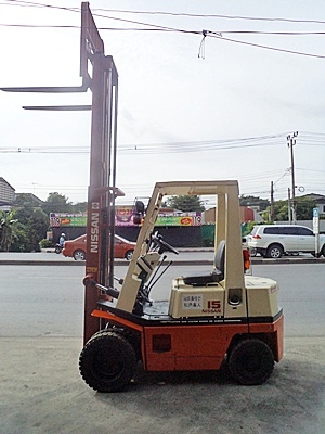 ขายรถยกนิสสัน 1.5 ตัน  เครื่องเบนซิน กระบอกคู่ ล้อหน้าคู่ เสาสูง 3 เมตร  ยางตัน พวงมาลัยเพาเว่อร์  สีเดิมจากนอก นำเข้าจากญี่ปุ่น ใช้งานได้ทันที