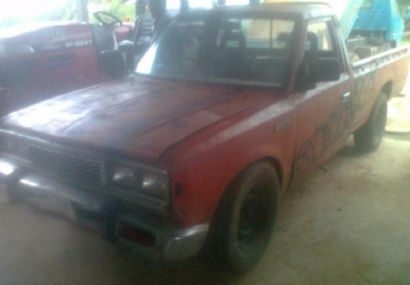 NISSAN 720 - 5 ขอ SD25 ปี 27 รถสภาพดีพร้อมใช้งานได้เลย วางเครื่อง SD25 ลงเล่ม เครื่องแน่นแรงดี ภายในคอนโซลอยูครบไม่มีขาด สะอาด ขับขี่ง่ายคล่องตัว กระบะ 5 ขอไม่ผุพร้อมบรรทุก ช่วงล่างคัชซีไม่ผุ ยางสภาพดี 4 เส้นประมาณ 60\% พร้อมใช้งาน เอกสารเล่มทะเบียนครบ ราค