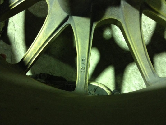 ขายล้อขอบ17 กว้าง8.5  6รู สีทอง พร้อมยาง 1คู่ ถูกๆ 5500