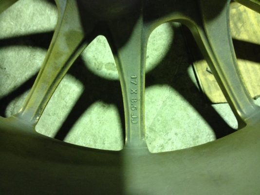 ขายล้อขอบ17 กว้าง8.5  6รู สีทอง พร้อมยาง 1คู่ ถูกๆ 5500