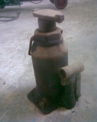 แม่แรงของนอกเก่าเก็บพร้อมใช้ครับสภาพพร้อมใช้งานครับเป็นของนอก 100 เปอร์เซนต์ครับไม่ใช่จีน  เก่าเก็บกว่า 30  ปีครับ  มีหูหิ้ว  น่าสะสมครับราคานี้คุ้มครับใช้ยาวครับรุ่นนี้