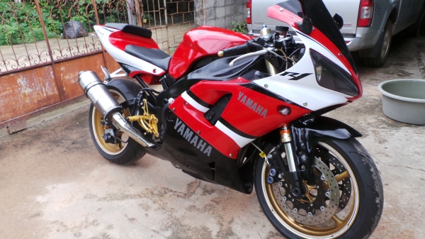 ขายYamaha R1 ปี2001    (130000 ต่อรองได้ครับ )
