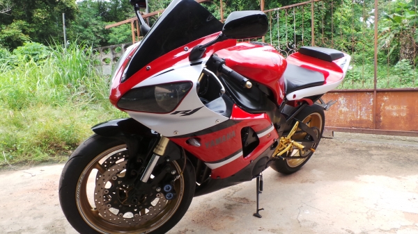 ขายYamaha R1 ปี2001    (130000 ต่อรองได้ครับ )