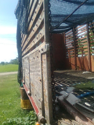 ขายกระบะไม้ ไม้มะค่า อย่างดีถอดออกจากสิบล้อ ร็อคกี้ครับ