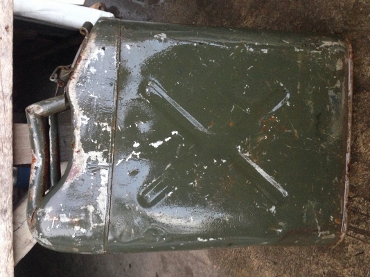 ขายถังน้ำมันของทหารรถJEEP ของ อเมริกาแท้  ราคา 1200.-บาท  มีพิมพ์คำว่า US ฝาปิดเป็นแบบเกลียว ดีมาก ไม่มีรั่ว ไม่ซึม ทนทาน พร้อมส่งครับ