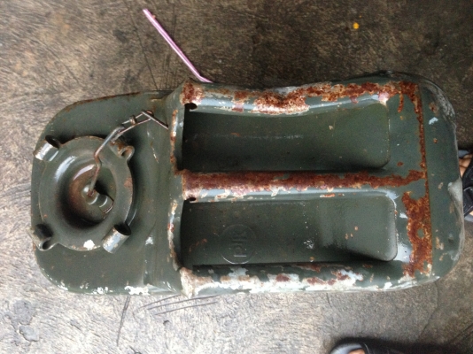 ขายถังน้ำมันของทหารรถJEEP ของ อเมริกาแท้  ราคา 1200.-บาท  มีพิมพ์คำว่า US ฝาปิดเป็นแบบเกลียว ดีมาก ไม่มีรั่ว ไม่ซึม ทนทาน พร้อมส่งครับ