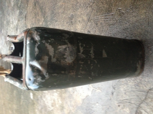 ขายถังน้ำมันของทหารรถJEEP ของ อเมริกาแท้  ราคา 1200.-บาท  มีพิมพ์คำว่า US ฝาปิดเป็นแบบเกลียว ดีมาก ไม่มีรั่ว ไม่ซึม ทนทาน พร้อมส่งครับ