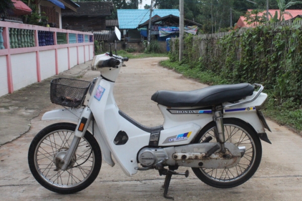 ดรีมคุรุสภาสีขาวทะเบียนโอนภาษีเต็มถูกๆ12800บาท