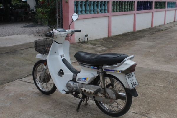 ดรีมคุรุสภาสีขาวทะเบียนโอนภาษีเต็มถูกๆ12800บาท