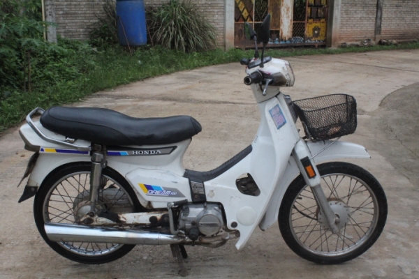 ดรีมคุรุสภาสีขาวทะเบียนโอนภาษีเต็มถูกๆ12800บาท