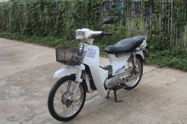 ดรีมคุรุสภาสีขาวทะเบียนโอนภาษีเต็มถูกๆ12800บาท