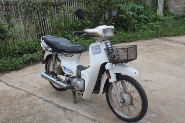 ดรีมคุรุสภาสีขาวทะเบียนโอนภาษีเต็มถูกๆ12800บาท