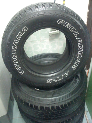ขายยาง มิชิลิน 265/70 R16 ปี2012 เเละ DUNLOP 235/75 R15 AT22 , ยาง YOKOHAMA 235/R15 ปี 2011
