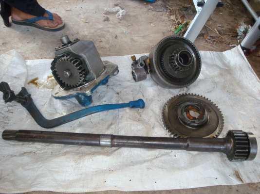 ขายปั้มขาวปั้มแดงยกหางรถไถฟอร์ดพร้อมชุดพีทีโอ