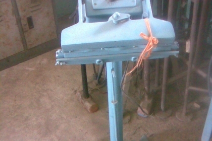 เครื่องติดกาวร้อนสภาพพร้อมใช้งานครับ  เป็นตัวติดกาวร้อนของถุงครับ  ขนาดความสูงประมาณ เมตรกว่า ครับ